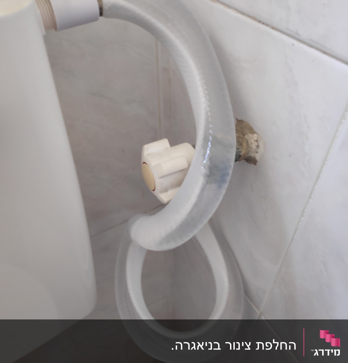 צינור פלסטיק מחובר לקיר בחדר אמבטיה
